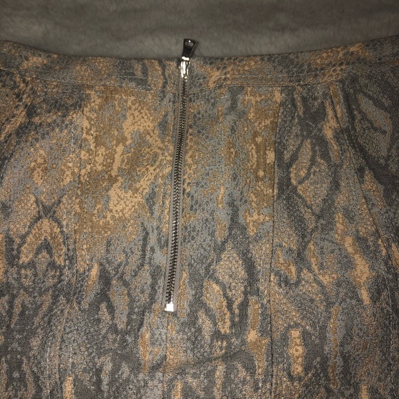 Elie Tahari Skirt Beige & Grey Snake Print Trendy - Picture 3 of 12